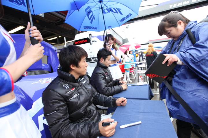 ピットウォーク: 伊沢拓也と山本尚貴（TEAM KUNIMITSU）