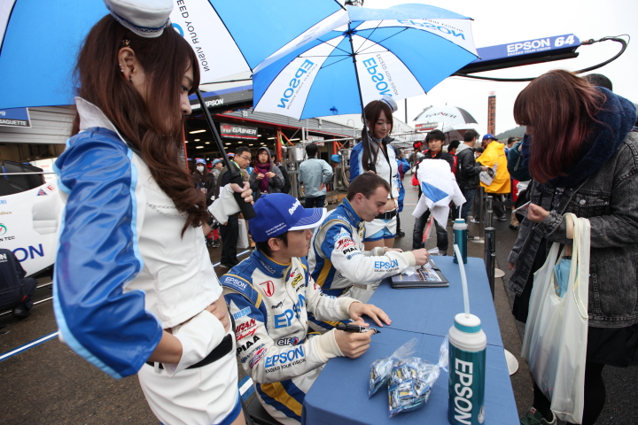 ピットウォーク: 中嶋大祐、ベルトラン・バゲット（NAKAJIMA RACING）