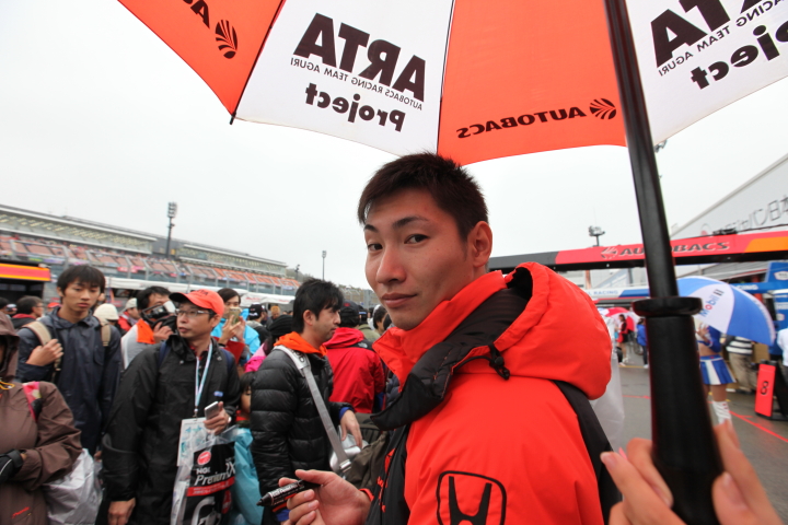 ピットウォーク: 小林崇志（AUTOBACS RACING TEAM AGURI）