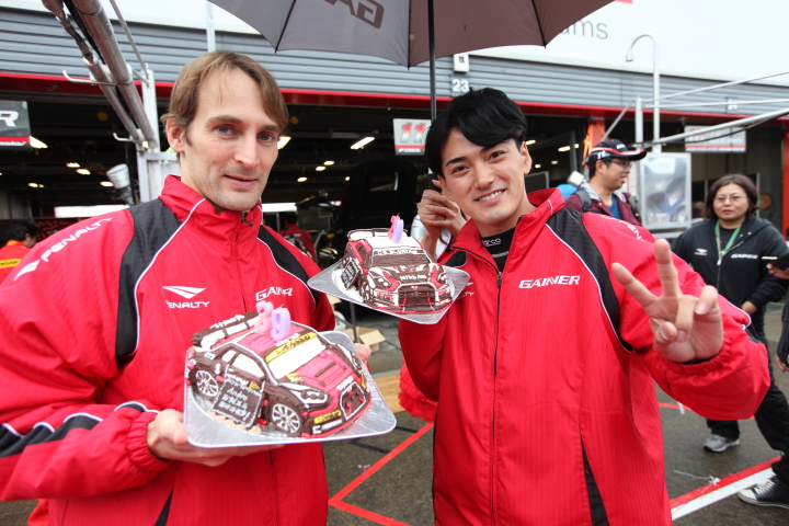 ピットウォーク: アンドレ・クート、千代勝正（GAINER TANAX GT-R）