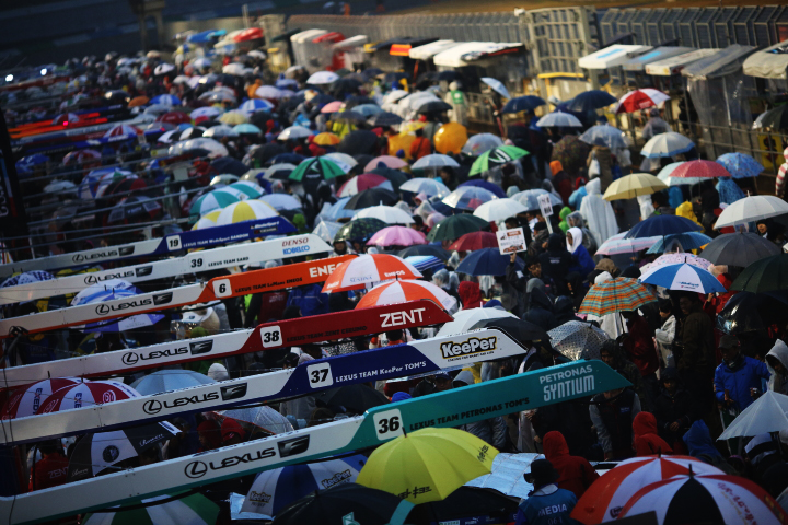 キッズウォーク: 雨の中多くの親子連れでにぎわった