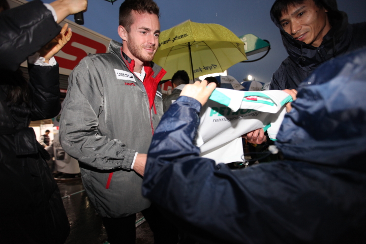 キッズウォーク: ジェームス・ロシター（LEXUS TEAM PETRONAS TOM'S）