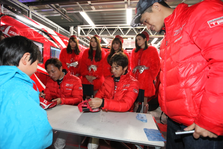 キッズウォーク: 石浦宏明、立川祐路（LEXUS TEAM ZENT CERUMO）