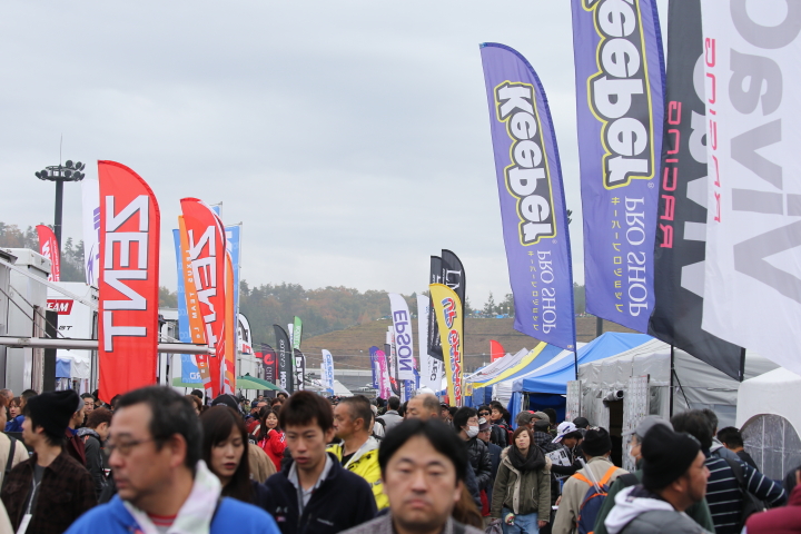 パドック裏も人、人、人