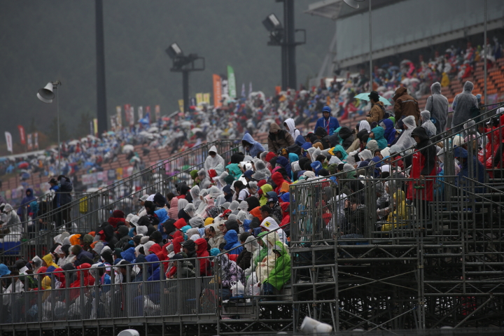 決勝レース: 雨の中多くの観客が詰めかけた