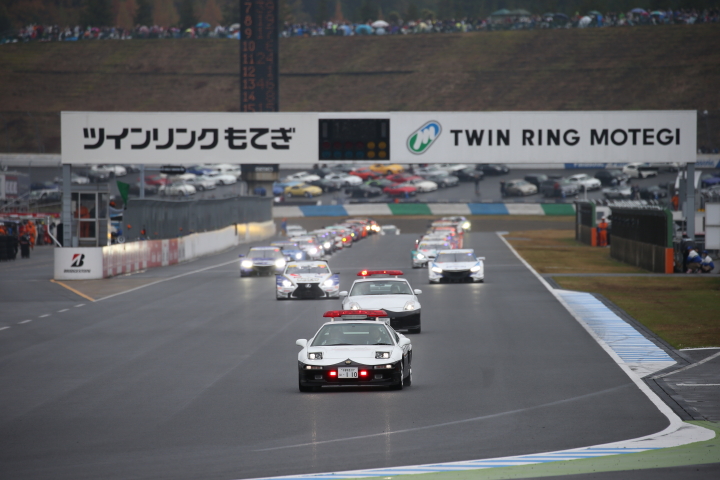 決勝レース: 栃木県警交通機動隊の先導でローリングラップが始まった