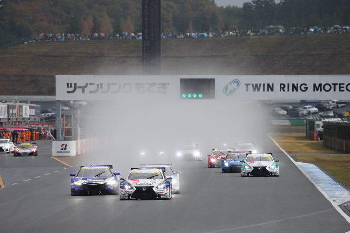 決勝レース: GT500クラスのスタートシーン