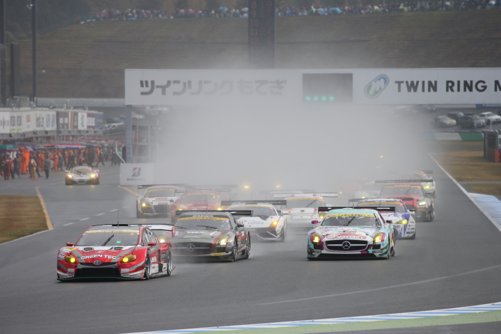 決勝レース: GT300クラスのスタートシーン