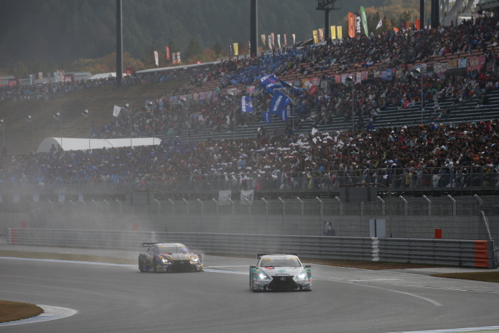 決勝レース: ジェームス・ロシター（PETRONAS TOM'S RC F） vs 関口雄飛（WedsSport ADVAN RC F）