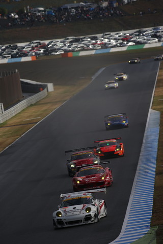 決勝レース: GT300クラス中段の争い