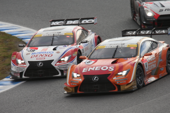 決勝レース: 平手晃平（DENSO KOBELCO SARD RC F） vs 大嶋和也（LEXUS TEAM LeMans ENEOS）