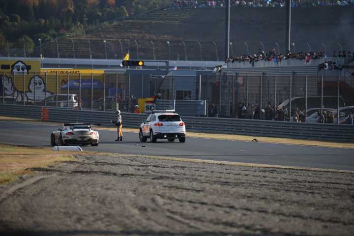 決勝レース: 接触による破片の回収のためセーフティーカーが導入された