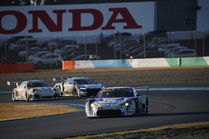 決勝レース: 谷川達也（VivaC 86 MC）