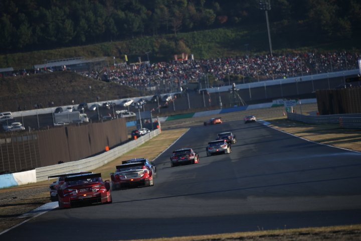 決勝レース: 2コーナーを立ち上がって3コーナーへ向かうGTマシン