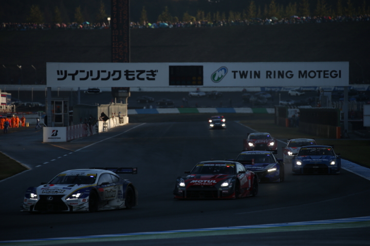 決勝レース: GT500クラスのトップ争い。先頭は平川亮（KeePer TOM'S RC F）