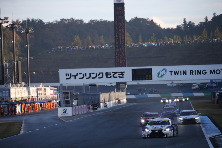 決勝レース: GT500クラスのトップ争い。先頭は平川亮（KeePer TOM'S RC F）