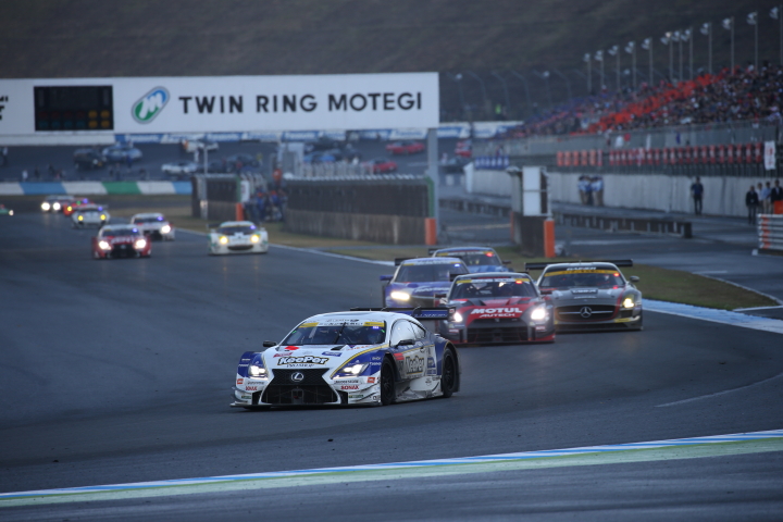 決勝レース: GT500クラスのトップ争い。先頭は平川亮（KeePer TOM'S RC F）