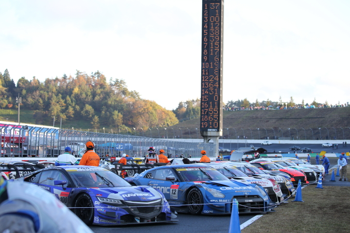 決勝レース: レース終了。ストレート上に並べられたGTマシン