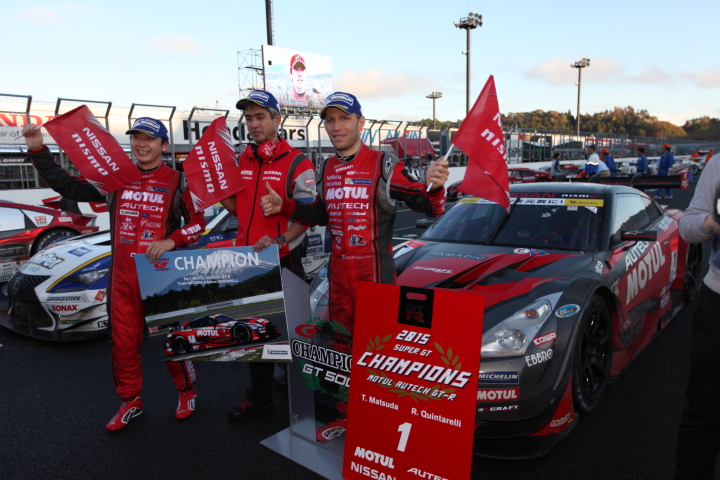 GT500クラスでドライバーズチャンピオンを獲得した松田次生とロニー・クインタレッリ（NISMO）