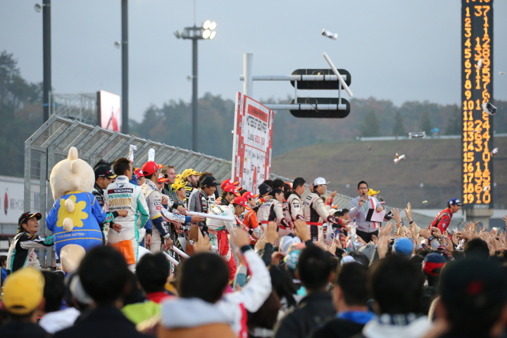グランドフィナーレ: 全ドライバーが登壇した