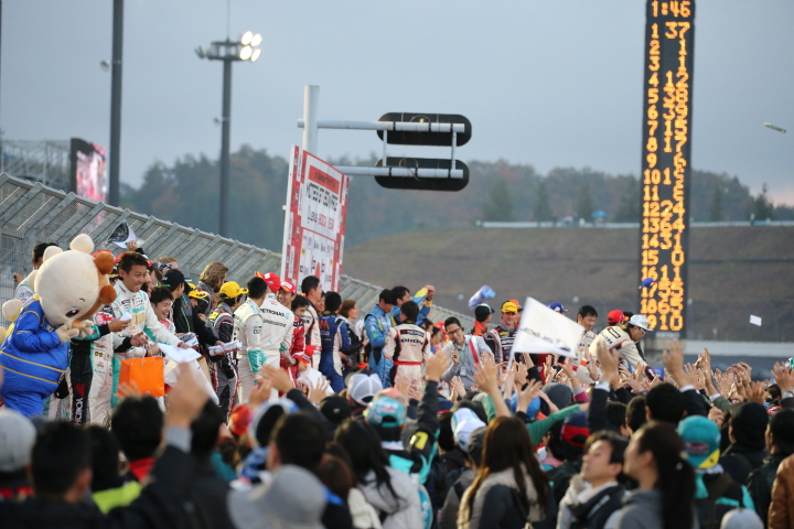 グランドフィナーレ: 全ドライバーが登壇した