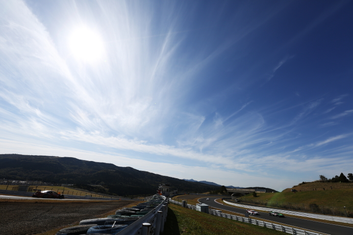 公式練習: ブリッジ下からファイナルコーナースタンド前へ