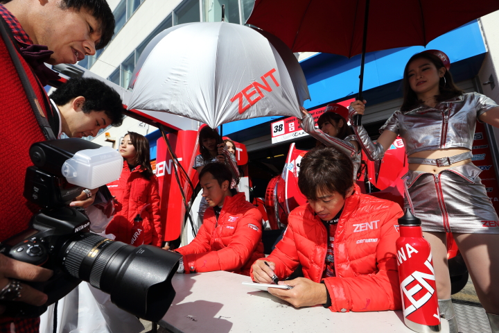 ピットウォーク: サインをする石浦宏明と立川祐路（LEXUS TEAM ZENT CERUMO）