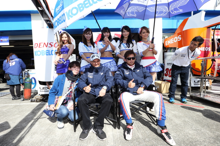 ピットウォーク: ヘイキ・コバライネンと平手晃平（DENSO KOBELCO SARD RC F）