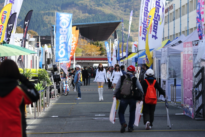 パドック裏: チームののぼりがはためく