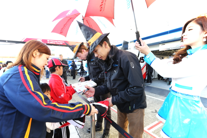 GTキッズウォーク: サインをするオリバー・ターベイと小暮卓史（Drago Modulo Honda Racing）