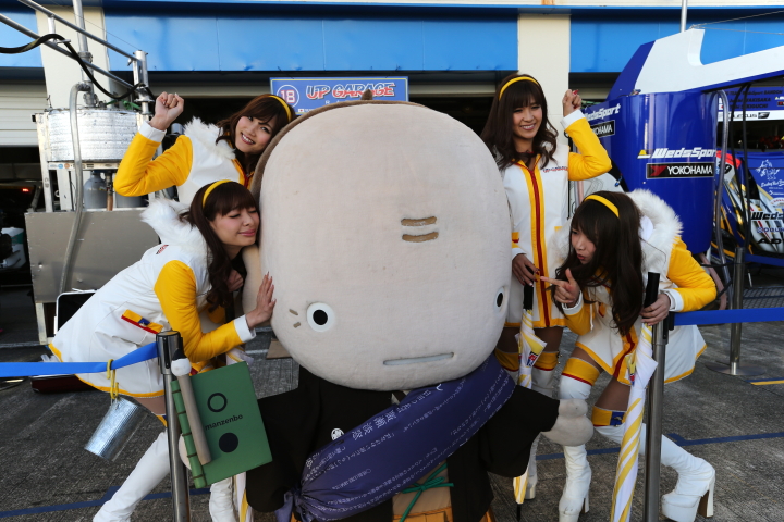 GTキッズウォーク: 日田市のゆるキャラたんそうさんとレースクイーン