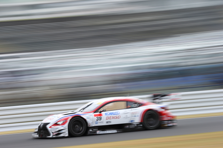 フリー走行: 平手晃平／ヘイキ・コバライネン組（GT500クラス・DENSO KOBELCO SARD RC F）