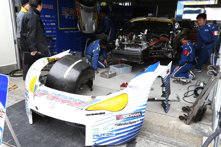 ピットウォーク: 86MCを整備するTEAM UPGARAGE with BANDOH