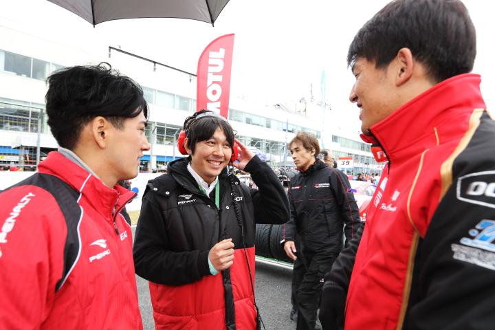 スターティンググリッド: 談笑する千代勝正と中山雄一