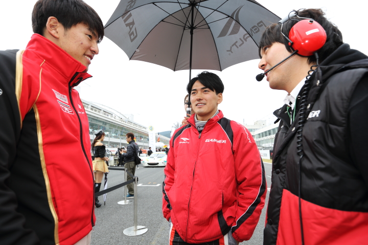 スターティンググリッド: 談笑する中山雄一と千代勝正