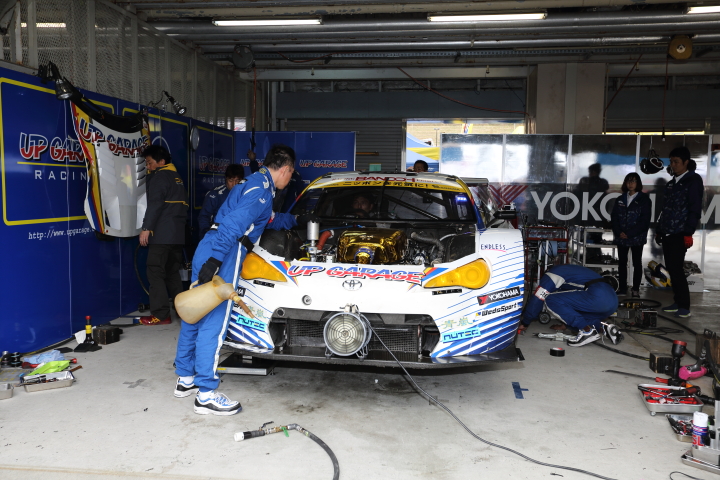 決勝レース: 直前まで86MCを整備するTEAM UPGARAGE with BANDOH