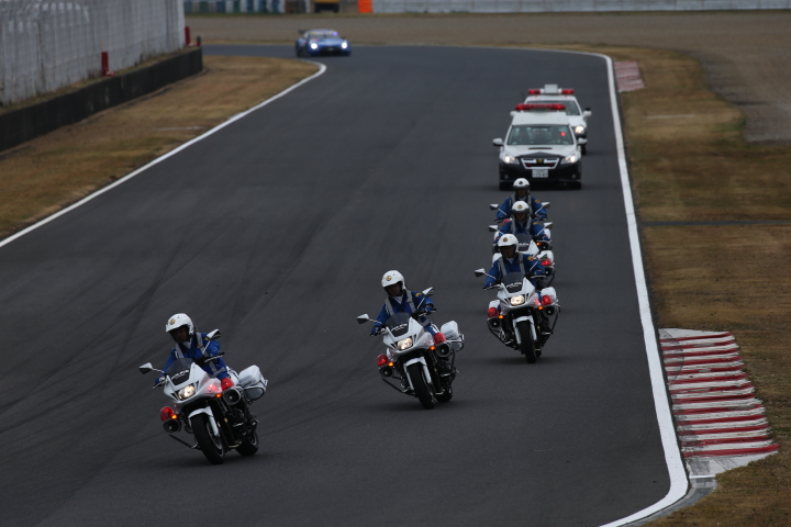決勝レース: 白バイとパトカー先導でローリングラップが始まった