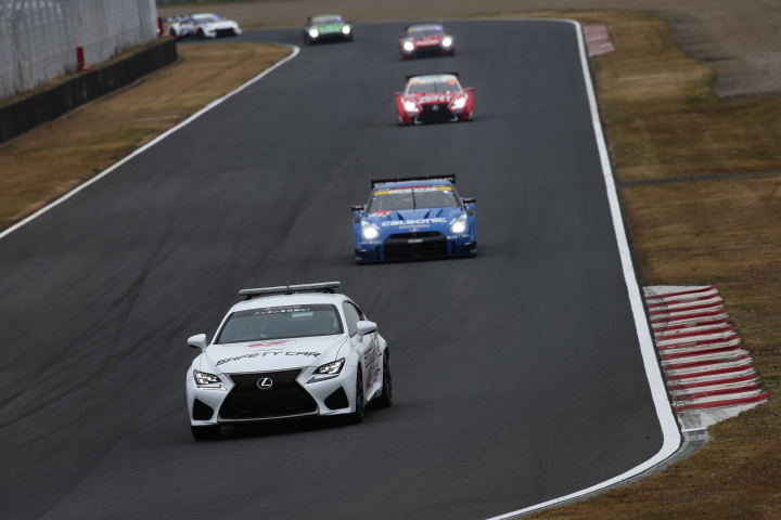 決勝レース: セーフティーカー先導によるローリングラップが始まった