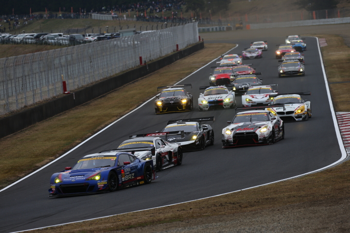 決勝レース: GT300クラスのスタートシーン