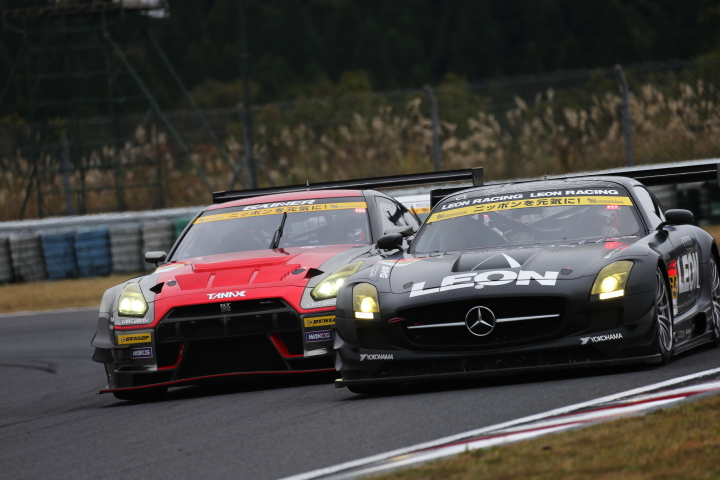 決勝レース: アンドレ・クート（GAINER TANAX GT-R） vs 黒澤治樹（LEON SLS）
