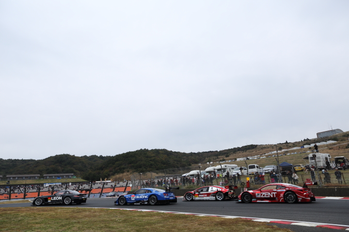 決勝レース: 第2ヘアピンに差し掛かるGTマシン