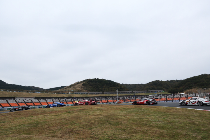 決勝レース: 第2ヘアピンを通過するGTマシン