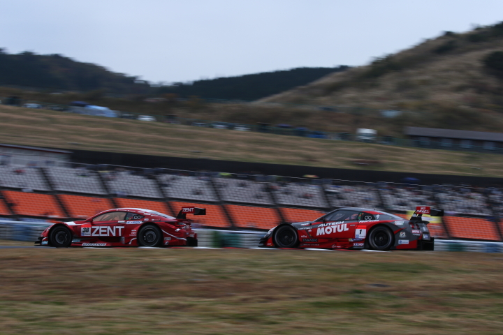決勝レース: 立川祐路（ZENT CERUMO RC F） vs ロニー・クインタレッリ（MOTUL AUTECH GT-R）