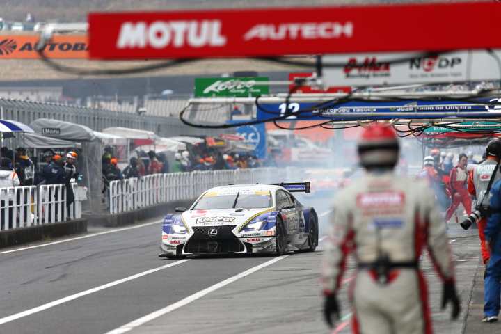 決勝レース: ピットアウトする平川亮（KeePer TOM'S RC F）