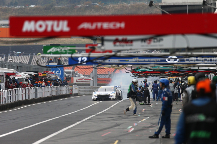 決勝レース: ピットアウトする中嶋大祐（Epson NSX CONCEPT-GT）