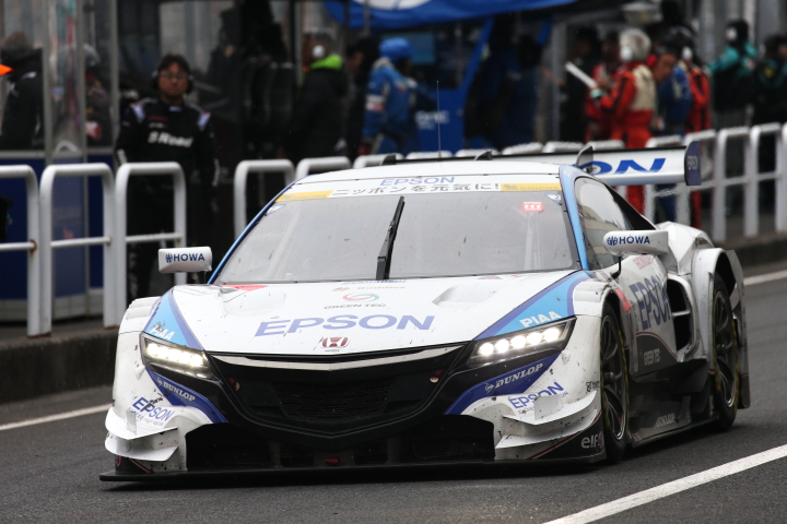決勝レース: ピットアウトする中嶋大祐（Epson NSX CONCEPT-GT）