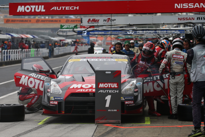 決勝レース: ピットインしロニー・クインタレッリから松田次生にドライバーチェンジするMOTUL AUTECH GT-R