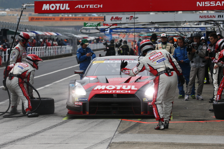 決勝レース: ピットインしロニー・クインタレッリから松田次生にドライバーチェンジするMOTUL AUTECH GT-R
