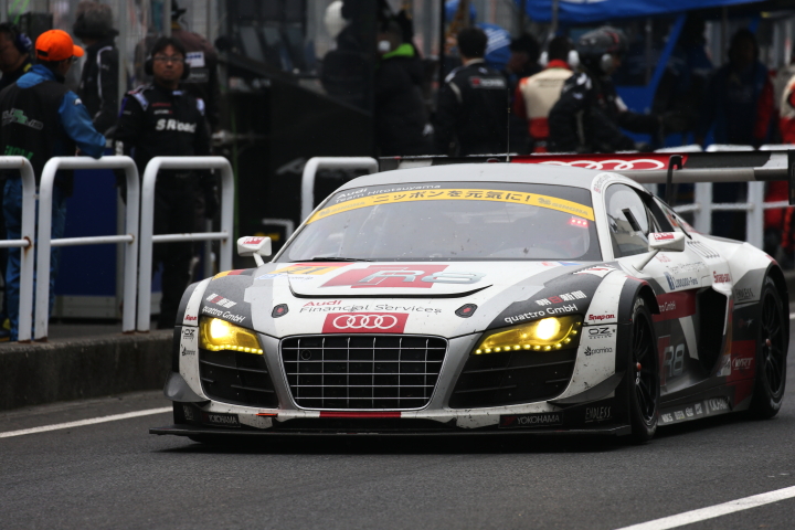 決勝レース: ピットアウトするリチャード・ライアン（Audi R8 LMS ultra）