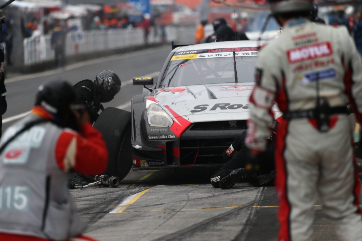 決勝レース: ピットインし柳田真孝から本山哲にドライバーチェンジするS Road MOLA GT-R
